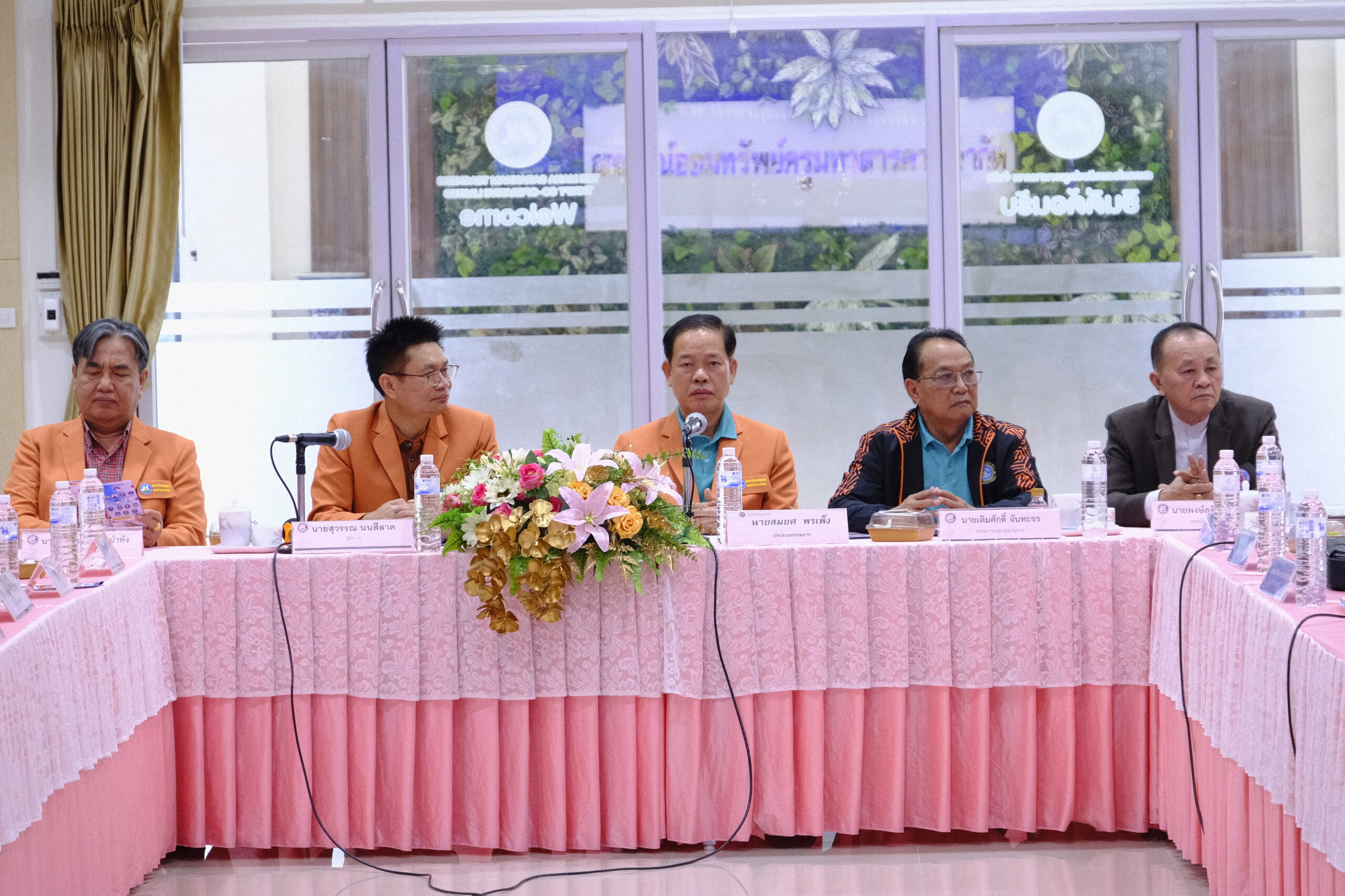 ต้อนรับ ผู้เข้าเยี่ยมชมกิจการ นำโดย นายสมศักดิ์ จักสาร ประธานกรรมการ คณะกรรมการดำเนินการ ที่ปรึกษากิตติมศักดิ์